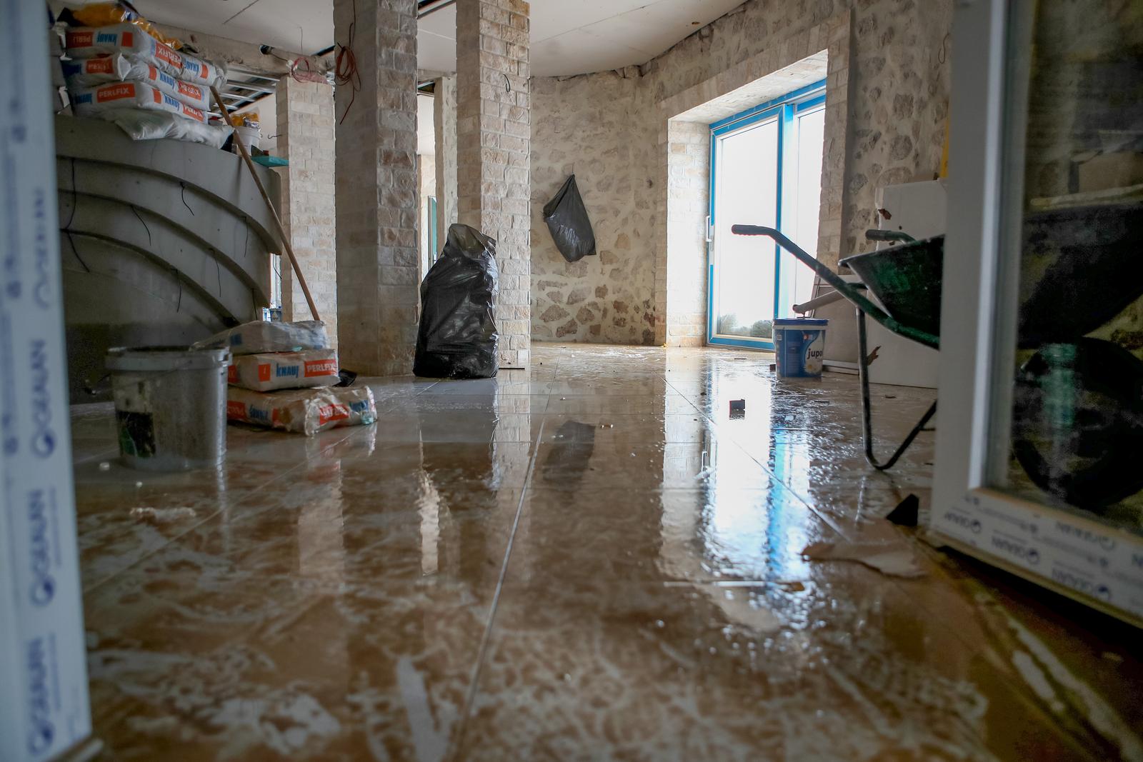 Obrovac: Poplava se polako povlači, stanovnici spašavaju stvari iz domova