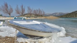 Ribarska lučica Prosika na Vranskom jezeru okovana ledom Ribarska lučica Prosika na Vranskom jezeru okovana ledom