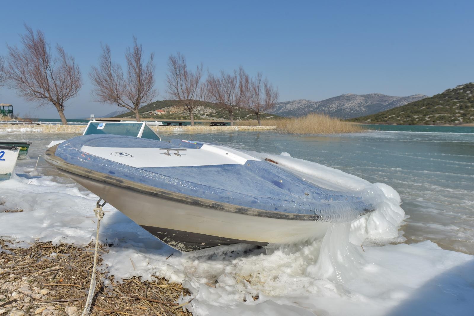 Ribarska lučica Prosika na Vranskom jezeru okovana ledom Ribarska lučica Prosika na Vranskom jezeru okovana ledom