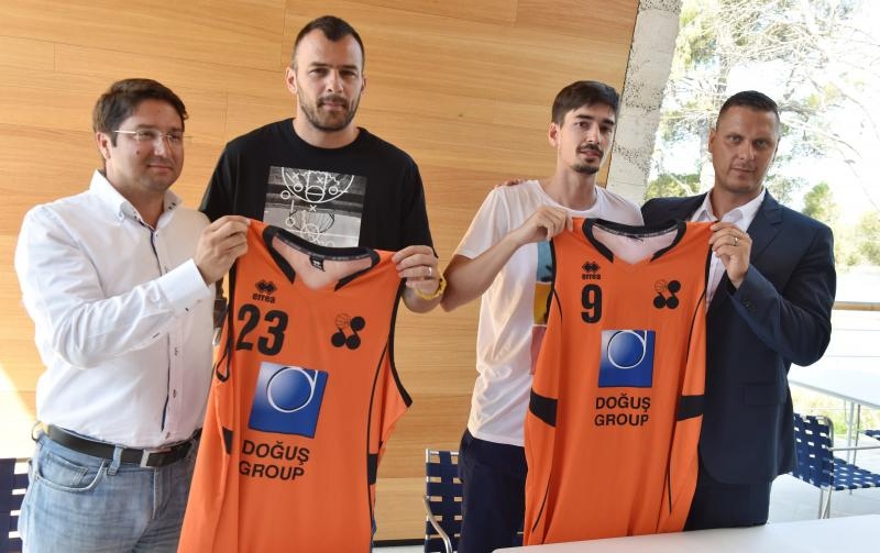 Gradski košarkaški klub Šibenik predstavio Ivu Ivanova i Domagoja Bašića kao pojačanja za naredu sezonu. Photo: Hrvoje Jelavić/PIXSELL Gradski košarkaški klub Šibenik predstavio Ivu Ivanova i Domagoja Bašića kao pojačanja za naredu sezonu. Photo: Hrvoje Jelavić/PIXSELL