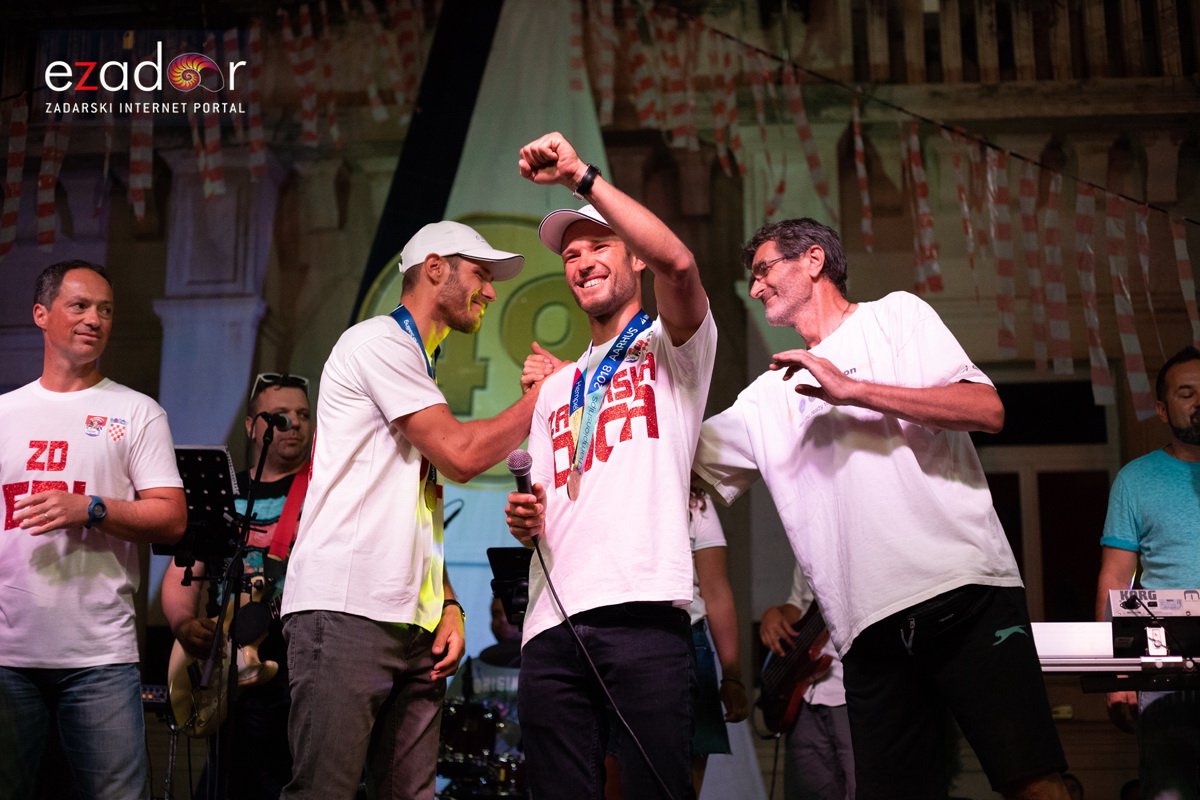 Svečani doček svjetskih prvaka Mihovila i Šime Fantele na Narodnom trgu Svečani doček svjetskih prvaka Mihovila i Šime Fantele na Narodnom trgu