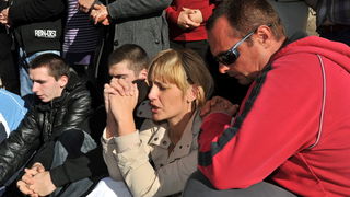 Zadar, 081112
Unatoc brojnim prosvjedima danas oko je oko 10h iz stana u zadarskoj cetvrti Arbanasi delozirana obitelj Vukic. Ulaz su svojim tijelima blokirali clanovi obitelji te njihovi prijatelji koje je policija bez otpora za ruke i noge odnijela u po Zadar, 081112
Unatoc brojnim prosvjedima danas oko je oko 10h iz stana u zadarskoj cetvrti Arbanasi delozirana obitelj Vukic. Ulaz su svojim tijelima blokirali clanovi obitelji te njihovi prijatelji koje je policija bez otpora za ruke i noge odnijela u po