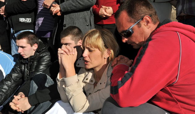 Zadar, 081112
Unatoc brojnim prosvjedima danas oko je oko 10h iz stana u zadarskoj cetvrti Arbanasi delozirana obitelj Vukic. Ulaz su svojim tijelima blokirali clanovi obitelji te njihovi prijatelji koje je policija bez otpora za ruke i noge odnijela u po