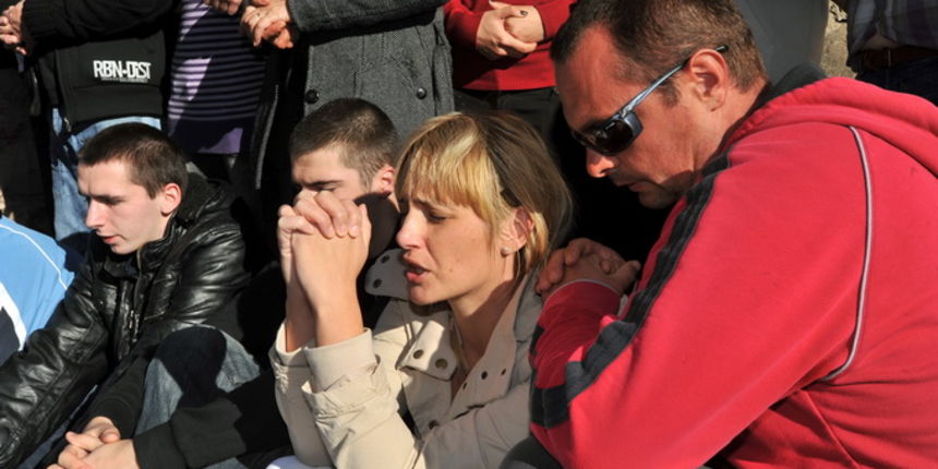 Zadar, 081112
Unatoc brojnim prosvjedima danas oko je oko 10h iz stana u zadarskoj cetvrti Arbanasi delozirana obitelj Vukic. Ulaz su svojim tijelima blokirali clanovi obitelji te njihovi prijatelji koje je policija bez otpora za ruke i noge odnijela u po Zadar, 081112
Unatoc brojnim prosvjedima danas oko je oko 10h iz stana u zadarskoj cetvrti Arbanasi delozirana obitelj Vukic. Ulaz su svojim tijelima blokirali clanovi obitelji te njihovi prijatelji koje je policija bez otpora za ruke i noge odnijela u po