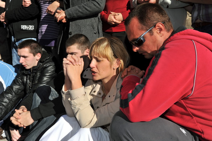 Zadar, 081112
Unatoc brojnim prosvjedima danas oko je oko 10h iz stana u zadarskoj cetvrti Arbanasi delozirana obitelj Vukic. Ulaz su svojim tijelima blokirali clanovi obitelji te njihovi prijatelji koje je policija bez otpora za ruke i noge odnijela u po Zadar, 081112
Unatoc brojnim prosvjedima danas oko je oko 10h iz stana u zadarskoj cetvrti Arbanasi delozirana obitelj Vukic. Ulaz su svojim tijelima blokirali clanovi obitelji te njihovi prijatelji koje je policija bez otpora za ruke i noge odnijela u po