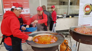 Turopoljsko srce srcu Zadra: Buševačke delicije i folklorni program na Forumu