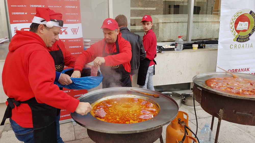Turopoljsko srce srcu Zadra: Buševačke delicije i folklorni program na Forumu