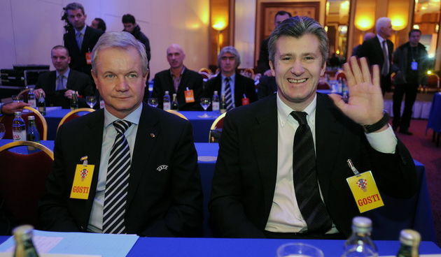 Zagreb, 171210.
Hotel Westin.
Skupstina Hrvatskog nogometnog saveza, izbor novog predsjednika Hns-a izmedju trenutnog Vlatka Markovica i protukandidata Igora Stimca bivseg nogometasa.
Na slici: Davor Suker pored Frantisek Laurinec slovak clan IO Uefe.
Fot