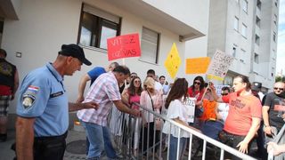 Građani prosvjedom pokušavaju spriječiti ovrhu nad sedmogodišnjim Cesareom Građani prosvjedom pokušavaju spriječiti ovrhu nad sedmogodišnjim Cesareom