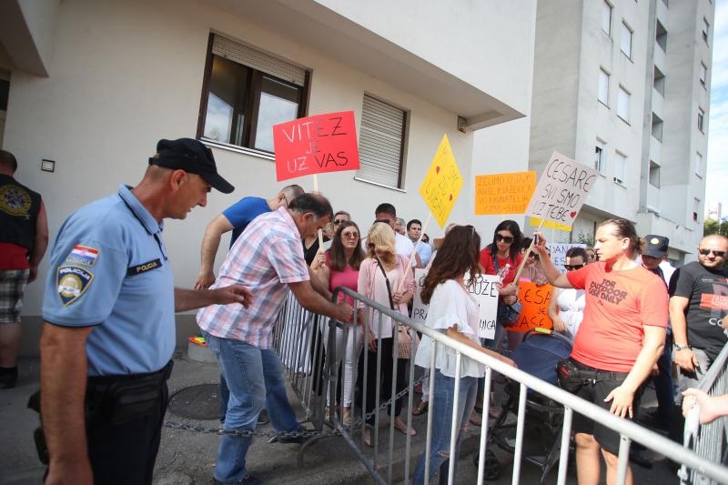 Građani prosvjedom pokušavaju spriječiti ovrhu nad sedmogodišnjim Cesareom Građani prosvjedom pokušavaju spriječiti ovrhu nad sedmogodišnjim Cesareom