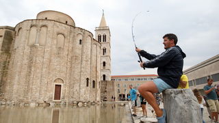 Zadar, 010912.
Nakon visemjesecne suse u Zadru se u subotu ujutro dogodio potop. Kisa je uz povremenu jaku grmljavinu pocela padati pred zoru, oko pet sati i jos nije prestala padati. Ogromne kolicine kise prekrile su prometnice na godinama poznatim kriti