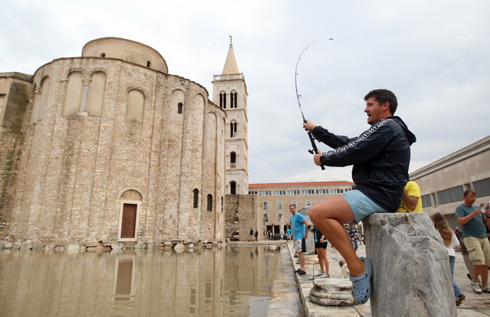 Zadar, 010912.
Nakon visemjesecne suse u Zadru se u subotu ujutro dogodio potop. Kisa je uz povremenu jaku grmljavinu pocela padati pred zoru, oko pet sati i jos nije prestala padati. Ogromne kolicine kise prekrile su prometnice na godinama poznatim kriti
