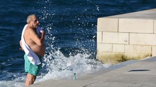 Unatoč hladnom moru i niskoj temperaturi zraka, hrabri se kupač osvježio na Morskim orguljama. Foto: Dino Stanin/PIXSELL Unatoč hladnom moru i niskoj temperaturi zraka, hrabri se kupač osvježio na Morskim orguljama. Foto: Dino Stanin/PIXSELL
