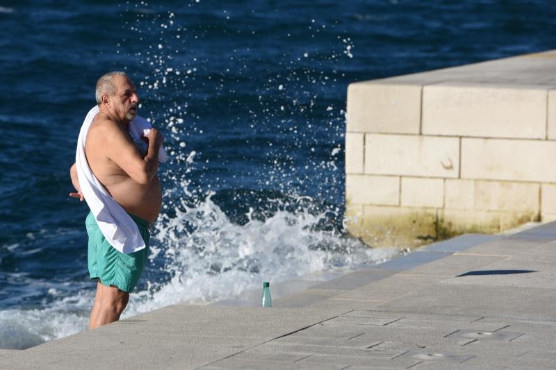 Unatoč hladnom moru i niskoj temperaturi zraka, hrabri se kupač osvježio na Morskim orguljama. Foto: Dino Stanin/PIXSELL Unatoč hladnom moru i niskoj temperaturi zraka, hrabri se kupač osvježio na Morskim orguljama. Foto: Dino Stanin/PIXSELL
