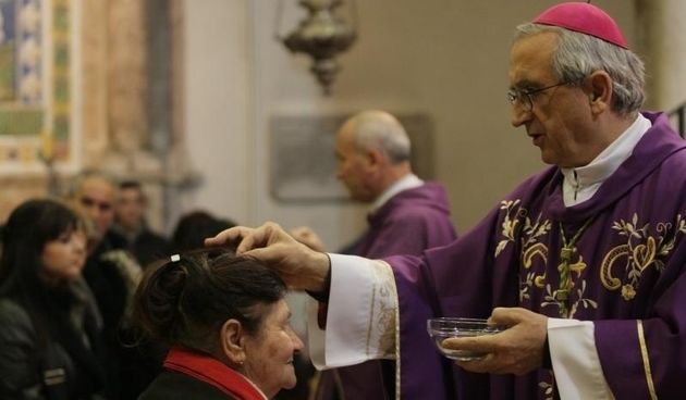 Misa pepelnica te obred pepeljanja ljudi u zadarskoj katedrali svete Stošije. Photo: Filip Brala/PIXSELL