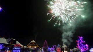 Cazma, 171210.
Grabovnica pokraj Cazme.
Imanje obitelji Salaj.
Predsjednica Vlade Jadranka Kosor svecano je upalila lampice na imanju obitelji Salaj u okviru Bozicne price u Cazmi.
Na imanju je ove godine upaljeno 1100000 lampica.
Prigodom otvorenja bio j