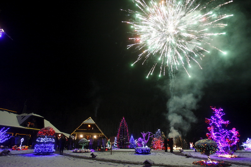 Cazma, 171210.
Grabovnica pokraj Cazme.
Imanje obitelji Salaj.
Predsjednica Vlade Jadranka Kosor svecano je upalila lampice na imanju obitelji Salaj u okviru Bozicne price u Cazmi.
Na imanju je ove godine upaljeno 1100000 lampica.
Prigodom otvorenja bio j