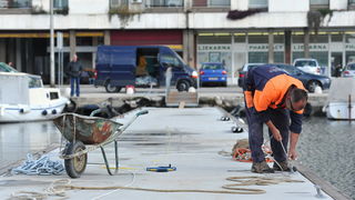Zadar, 271112
Kako uskoro pocinju radovi oko uredjenja pocetka uvale Jazine, nedaleko lokacije izvodjenja radova je postavljen pontonski mol na koji ce se preseliti brodice s dijela uvale koji se uredjuje.
Foto: Luka Gerlanc / CROPIX