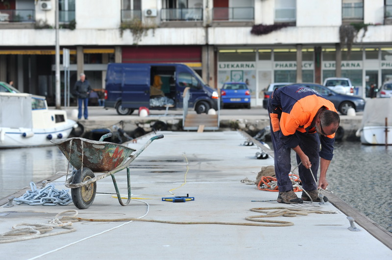 Zadar, 271112
Kako uskoro pocinju radovi oko uredjenja pocetka uvale Jazine, nedaleko lokacije izvodjenja radova je postavljen pontonski mol na koji ce se preseliti brodice s dijela uvale koji se uredjuje.
Foto: Luka Gerlanc / CROPIX
