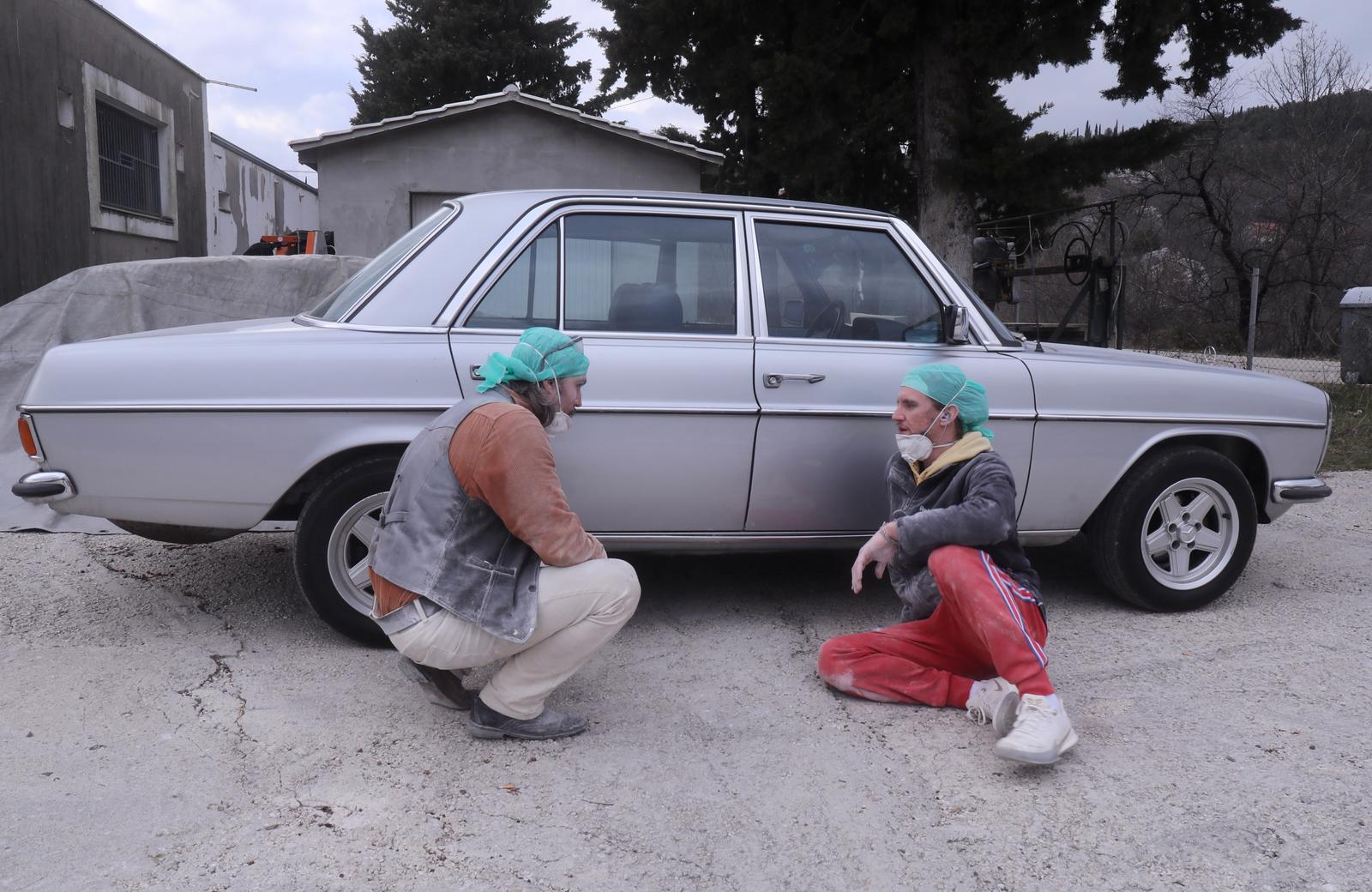 Mladi europski kipari stigli u Imotski, punom parom rade spomenik kultnom Mercedesu Mladi europski kipari stigli u Imotski, punom parom rade spomenik kultnom Mercedesu