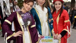 Karnevalska povorka okupila se na parkiralistu kod ‘Ljepotice’ a potom je krenula prema sredisnjem gradskom Trgu. Photo: Dino Stanin/PIXSELL