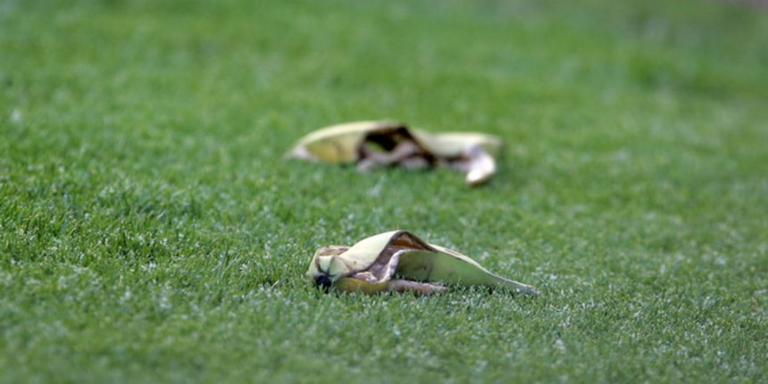 Split, 070410.
Stadion Poljud.
Uzvratna polufinalna nogometna utakmica Hrvatskog kupa izmedju Hajduka i Dinama.
Na fotografiji: banane namijenjene tamnoputim igracima Dinama.
Foto: Jakov Prkic / CROPIX Split, 070410.
Stadion Poljud.
Uzvratna polufinalna nogometna utakmica Hrvatskog kupa izmedju Hajduka i Dinama.
Na fotografiji: banane namijenjene tamnoputim igracima Dinama.
Foto: Jakov Prkic / CROPIX