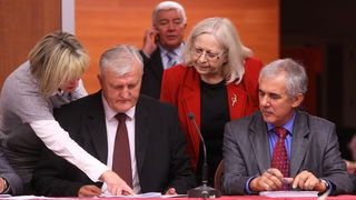 Zadar, 141010.
Danas se u Zadru sastao Izvrsni odbor Hrvatske zajednice zupanija na kojoj je predstavljen Okvirni prijedlog teritorijalnog ustroja Hrvatske.
Na fotografiji : Bozo Galic predsjednik Hrvatske zajednice zupanija i zupan Vukovarsko Srijemske Zadar, 141010.
Danas se u Zadru sastao Izvrsni odbor Hrvatske zajednice zupanija na kojoj je predstavljen Okvirni prijedlog teritorijalnog ustroja Hrvatske.
Na fotografiji : Bozo Galic predsjednik Hrvatske zajednice zupanija i zupan Vukovarsko Srijemske