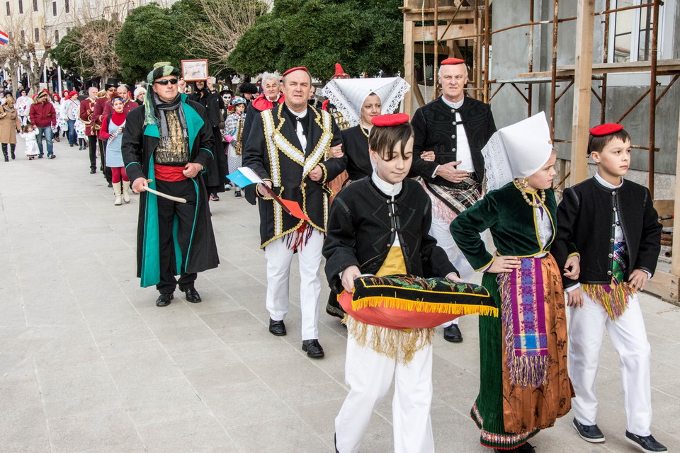 Paški zimski karneval 2017.- Maškarane skupine u karnevalskoj povorci Paški zimski karneval 2017.- Maškarane skupine u karnevalskoj povorci