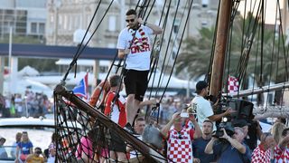 Svečani doček zadarskih Vatrenih: Jedrenjakom Branimir plovili od Gradskog mosta do gata na zadarskoj rivi