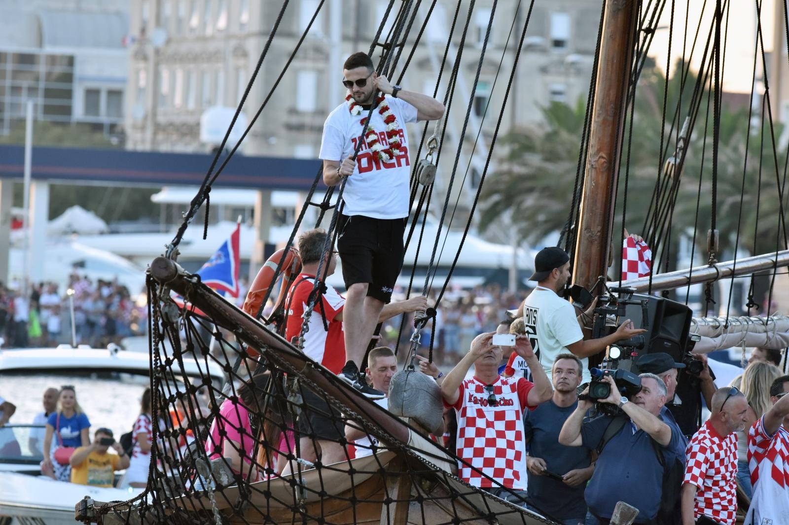 Svečani doček zadarskih Vatrenih: Jedrenjakom Branimir plovili od Gradskog mosta do gata na zadarskoj rivi