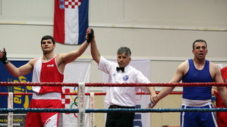 Zadar, 210413.
Dvorana Kresimira Cosica. Prvenstvo Hrvatske u boksu. Na fotografiji Filip Hrgovic (Leonardo, crveni) i Domagoj Prtain (Omega, plavi).
Foto: Jure Miskovic / CROPIX Zadar, 210413.
Dvorana Kresimira Cosica. Prvenstvo Hrvatske u boksu. Na fotografiji Filip Hrgovic (Leonardo, crveni) i Domagoj Prtain (Omega, plavi).
Foto: Jure Miskovic / CROPIX