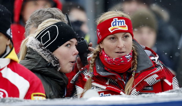 Zagreb, 060110.
Sljeme.
Muski slalom Svjetskog Kupa Snow Queen Trophy.
Na fotografiji: Elin Margret Arnasdottir (djevojka Ivice Kostelica i Janica Kostelic.
Foto: Ronald Gorsic / CROPIX