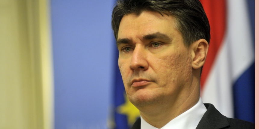 Zagreb, 141112.Trg svetog Marka, Banski dvori.Na izvanrednoj konferenciji za novinare Radimir Cacic podnio je ostavku na mjesto prvog potpredsjednika Vlade RH zbog pravomocne presude madjarskog suda po kojoj mora odsluzit 11mj. zatvora.Na fotografiji: Zagreb, 141112.Trg svetog Marka, Banski dvori.Na izvanrednoj konferenciji za novinare Radimir Cacic podnio je ostavku na mjesto prvog potpredsjednika Vlade RH zbog pravomocne presude madjarskog suda po kojoj mora odsluzit 11mj. zatvora.Na fotografiji: