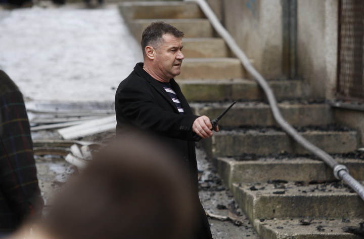 Zadar, 010311.
Jutros je izbio pozar u stanu u ulici Put Murata na Vostarnici. Za vrijeme nastanka pozara u stanu su bile dvije osobe koje su izasle neozlijedjene. Vatrogasci su na terenu, a ocevid je u tijeku.
Na slici: zapovjednik vatrogasne postrojbe Z