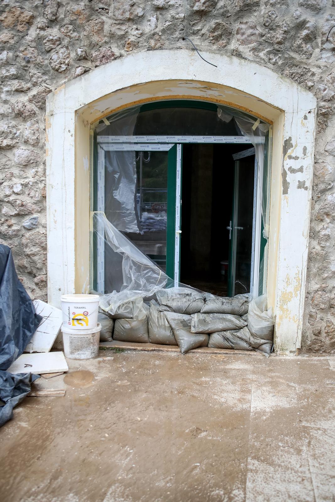 Obrovac: Poplava se polako povlači, stanovnici spašavaju stvari iz domova