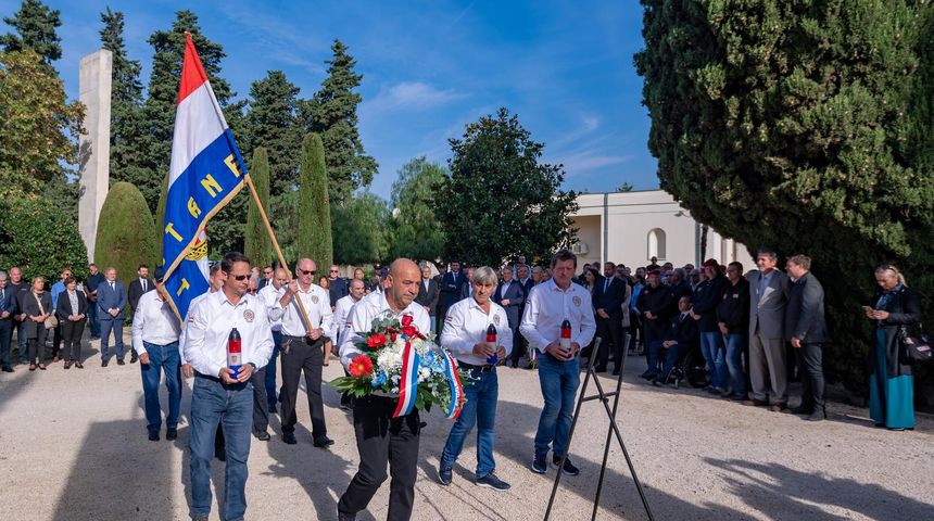 Povodom Dana obrane Grada Zadra položeni vijenci na Gradskom groblju Zadar Povodom Dana obrane Grada Zadra položeni vijenci na Gradskom groblju Zadar