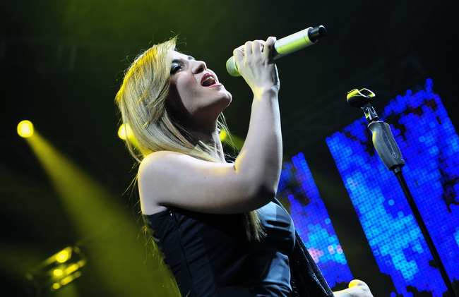 Skoplje, 240110.
Humanitarni koncert odrzan u Skoplju na kome su izvodjaci premijerno pjevali pjesme koje je komponirao Tose Proeski.
Na fotografiji: Jelena Tomasevic.
Foto: Maja Zlatevska / CROPIX Skoplje, 240110.
Humanitarni koncert odrzan u Skoplju na kome su izvodjaci premijerno pjevali pjesme koje je komponirao Tose Proeski.
Na fotografiji: Jelena Tomasevic.
Foto: Maja Zlatevska / CROPIX