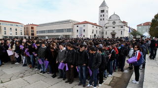 Zadar, 051212.
Nekoliko stotina zadarskih srednjoskolaca okupilo se danas u cast Arheoloskog muzeja kako bi sudjelovali u tzv. milenijskoj fotografiji Sime Strikomana. U povodu 180. godisnjice postojanja te najstarije zadarske ustanove kultura na prostoru Zadar, 051212.
Nekoliko stotina zadarskih srednjoskolaca okupilo se danas u cast Arheoloskog muzeja kako bi sudjelovali u tzv. milenijskoj fotografiji Sime Strikomana. U povodu 180. godisnjice postojanja te najstarije zadarske ustanove kultura na prostoru