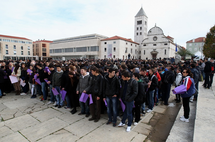 Zadar, 051212.
Nekoliko stotina zadarskih srednjoskolaca okupilo se danas u cast Arheoloskog muzeja kako bi sudjelovali u tzv. milenijskoj fotografiji Sime Strikomana. U povodu 180. godisnjice postojanja te najstarije zadarske ustanove kultura na prostoru Zadar, 051212.
Nekoliko stotina zadarskih srednjoskolaca okupilo se danas u cast Arheoloskog muzeja kako bi sudjelovali u tzv. milenijskoj fotografiji Sime Strikomana. U povodu 180. godisnjice postojanja te najstarije zadarske ustanove kultura na prostoru
