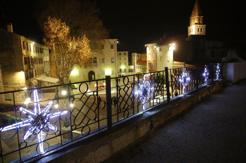 Perivoj Jelene Madijevke na trgu Pet bunara dobio je novo bozicno ruho. Photo: Filip Brala/PIXSELL Perivoj Jelene Madijevke na trgu Pet bunara dobio je novo bozicno ruho. Photo: Filip Brala/PIXSELL