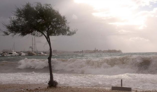 Olujno jugo popraćeno jakom kišom i visokom plimom jutros je stvaralo probleme u pomorskom i cestovnom prometu.  Photo: Dino Stanin/PIXSELL