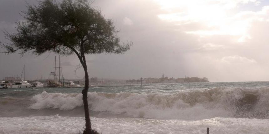 Olujno jugo popraćeno jakom kišom i visokom plimom jutros je stvaralo probleme u pomorskom i cestovnom prometu. Photo: Dino Stanin/PIXSELL Olujno jugo popraćeno jakom kišom i visokom plimom jutros je stvaralo probleme u pomorskom i cestovnom prometu. Photo: Dino Stanin/PIXSELL