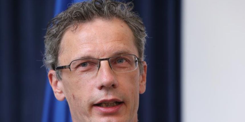 04.07.2013., Zagreb – Europski pokret Hrvatska i Europski dom dodjelili su nagradu za europski govor godine. Dobitnik ove godine je guverner Hrvatske narodne banke Boris Vujcic. Photo: Robert Anic/PIXSELL