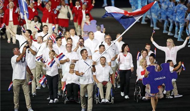 POI Rio – Hrvatsku zastavu na otvaranju paraolimpijskih igara u Rio de Janeiru nosio je atletičar Branimir Budetić. Foto: Hina