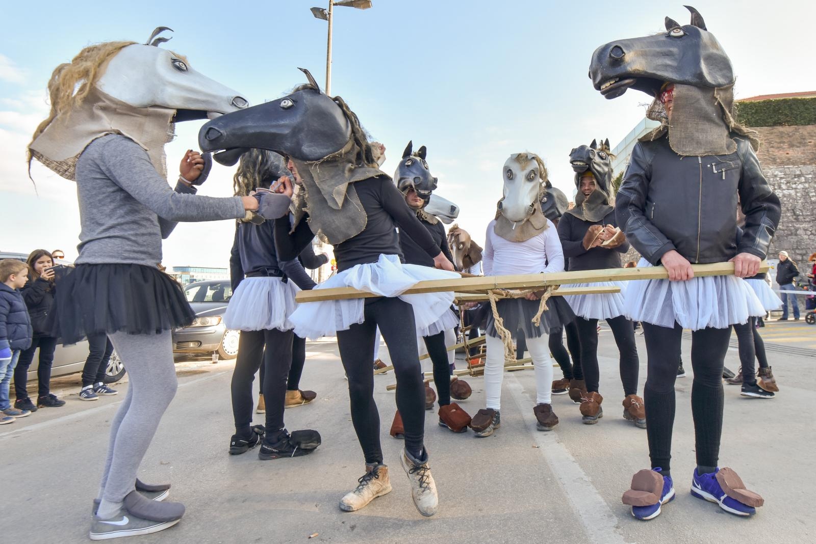 Zadarski karneval 2018: Povorka maškaranih skupina gradskim ulicama Zadarski karneval 2018: Povorka maškaranih skupina gradskim ulicama