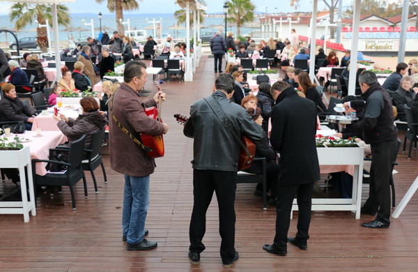 U organizaciji Općine Vir i Vir turizma virskim damama podijeljeno 400 ruža u povodu Dana žena