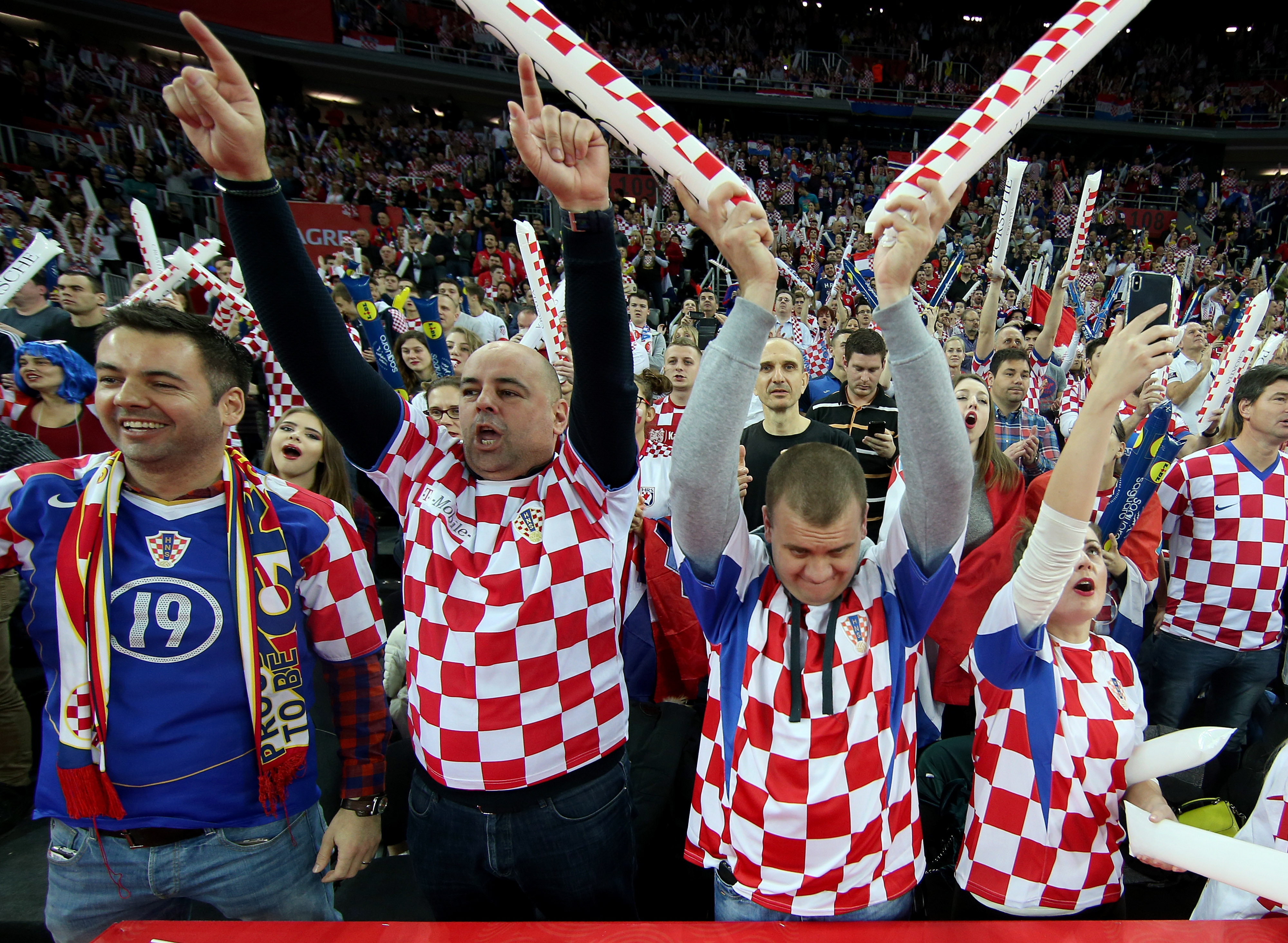 Fantastična atmosfera u Areni: dobro raspoloženi navijači ‘nose’ naše igrače protiv Norveške Fantastična atmosfera u Areni: dobro raspoloženi navijači ‘nose’ naše igrače protiv Norveške