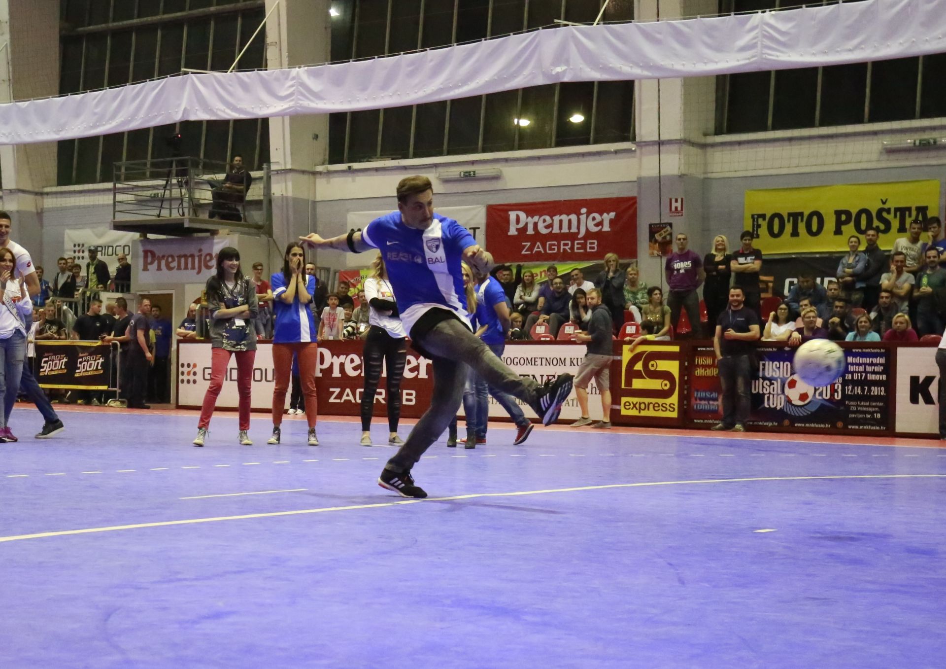 Poznate osobe iz društvenog života okušale u izvođenju penala Poznate osobe iz društvenog života okušale u izvođenju penala