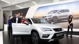 Posjetitelji razgledavaju modele automobila na Zagreb Auto Showu  koji se održava na zagrebačkom Velesajmu.  Photo: Borna Filić/PIXSELL