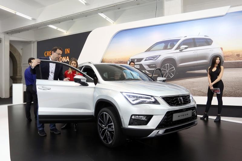 Posjetitelji razgledavaju modele automobila na Zagreb Auto Showu  koji se održava na zagrebačkom Velesajmu.  Photo: Borna Filić/PIXSELL